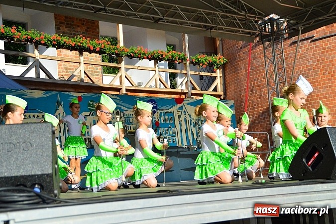 Zdjęcie w galerii na portalu naszraciborz.pl: Kolorowi tancerze wystąpili na dziedzińcu Zamku Piastowskiego wiadomości z regionu