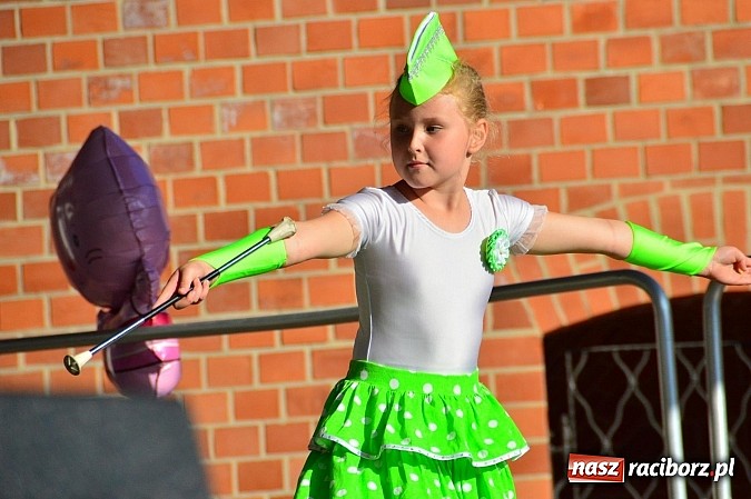 Zdjęcie w galerii na portalu naszraciborz.pl: Kolorowi tancerze wystąpili na dziedzińcu Zamku Piastowskiego wiadomości z regionu