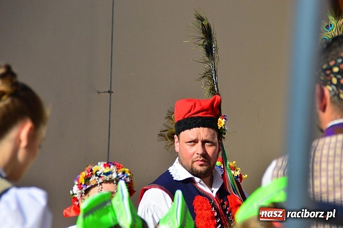 Zdjęcie w galerii na portalu naszraciborz.pl: Kolorowi tancerze wystąpili na dziedzińcu Zamku Piastowskiego wiadomości z regionu
