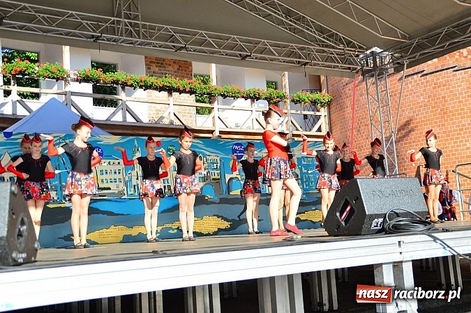 Zdjęcie w galerii na portalu naszraciborz.pl: Kolorowi tancerze wystąpili na dziedzińcu Zamku Piastowskiego wiadomości z regionu