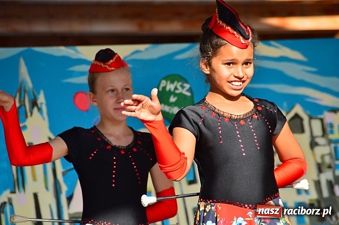 Zdjęcie w galerii na portalu naszraciborz.pl: Kolorowi tancerze wystąpili na dziedzińcu Zamku Piastowskiego wiadomości z regionu