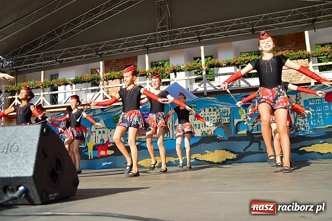 Zdjęcie w galerii na portalu naszraciborz.pl: Kolorowi tancerze wystąpili na dziedzińcu Zamku Piastowskiego wiadomości z regionu