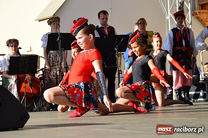 Zdjęcie w galerii na portalu naszraciborz.pl: Kolorowi tancerze wystąpili na dziedzińcu Zamku Piastowskiego wiadomości z regionu