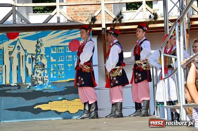 Zdjęcie w galerii na portalu naszraciborz.pl: Kolorowi tancerze wystąpili na dziedzińcu Zamku Piastowskiego wiadomości z regionu