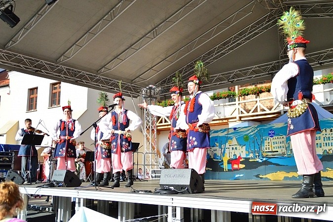 Zdjęcie w galerii na portalu naszraciborz.pl: Kolorowi tancerze wystąpili na dziedzińcu Zamku Piastowskiego wiadomości z regionu