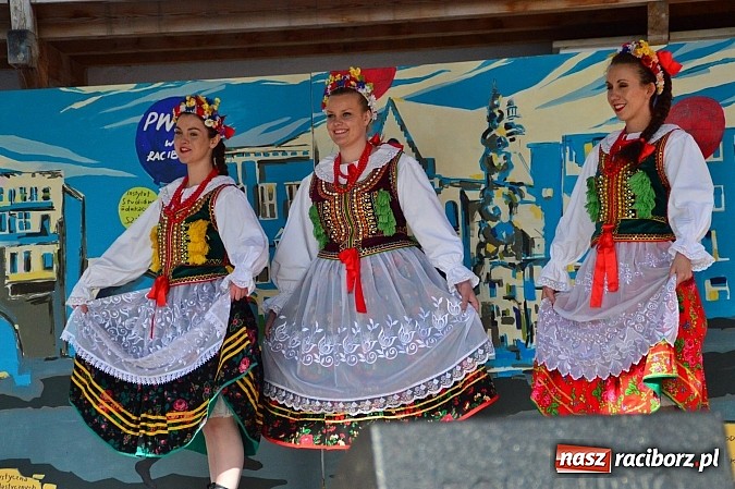 Zdjęcie w galerii na portalu naszraciborz.pl: Kolorowi tancerze wystąpili na dziedzińcu Zamku Piastowskiego wiadomości z regionu