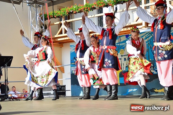Zdjęcie w galerii na portalu naszraciborz.pl: Kolorowi tancerze wystąpili na dziedzińcu Zamku Piastowskiego wiadomości z regionu