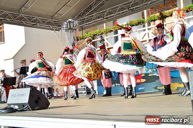Zdjęcie w galerii na portalu naszraciborz.pl: Kolorowi tancerze wystąpili na dziedzińcu Zamku Piastowskiego wiadomości z regionu