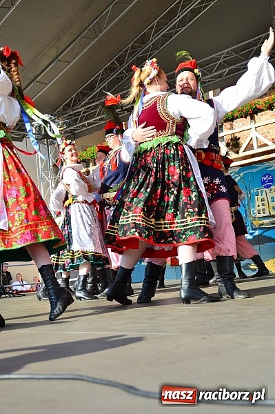 Zdjęcie w galerii na portalu naszraciborz.pl: Kolorowi tancerze wystąpili na dziedzińcu Zamku Piastowskiego wiadomości z regionu