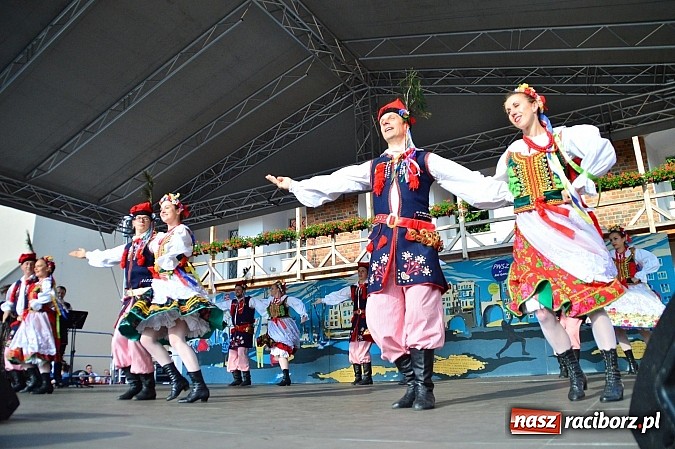Zdjęcie w galerii na portalu naszraciborz.pl: Kolorowi tancerze wystąpili na dziedzińcu Zamku Piastowskiego wiadomości z regionu