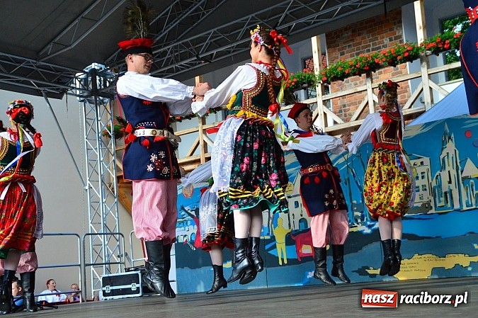 Zdjęcie w galerii na portalu naszraciborz.pl: Kolorowi tancerze wystąpili na dziedzińcu Zamku Piastowskiego wiadomości z regionu