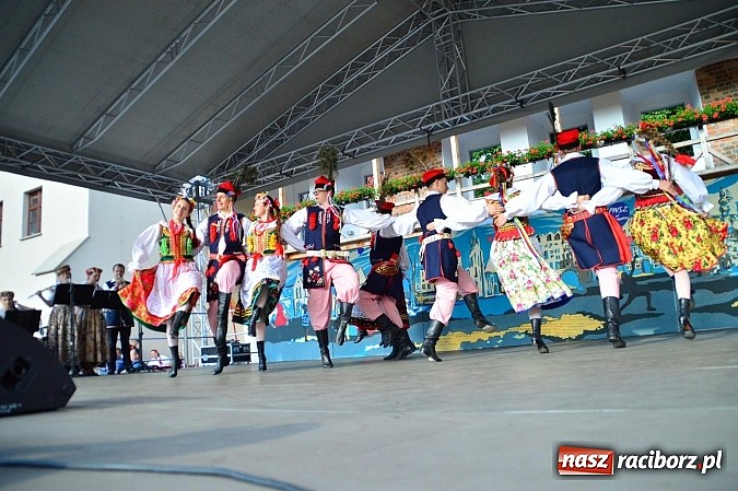 Zdjęcie w galerii na portalu naszraciborz.pl: Kolorowi tancerze wystąpili na dziedzińcu Zamku Piastowskiego wiadomości z regionu