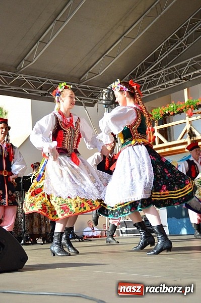 Zdjęcie w galerii na portalu naszraciborz.pl: Kolorowi tancerze wystąpili na dziedzińcu Zamku Piastowskiego wiadomości z regionu