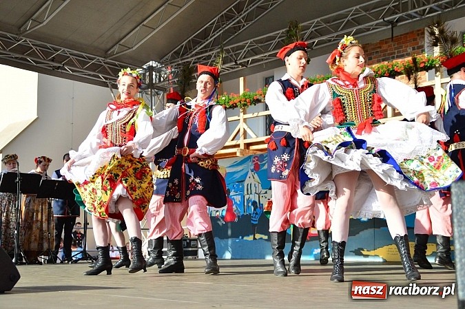Zdjęcie w galerii na portalu naszraciborz.pl: Kolorowi tancerze wystąpili na dziedzińcu Zamku Piastowskiego wiadomości z regionu