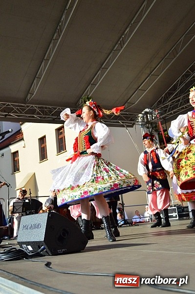 Zdjęcie w galerii na portalu naszraciborz.pl: Kolorowi tancerze wystąpili na dziedzińcu Zamku Piastowskiego wiadomości z regionu