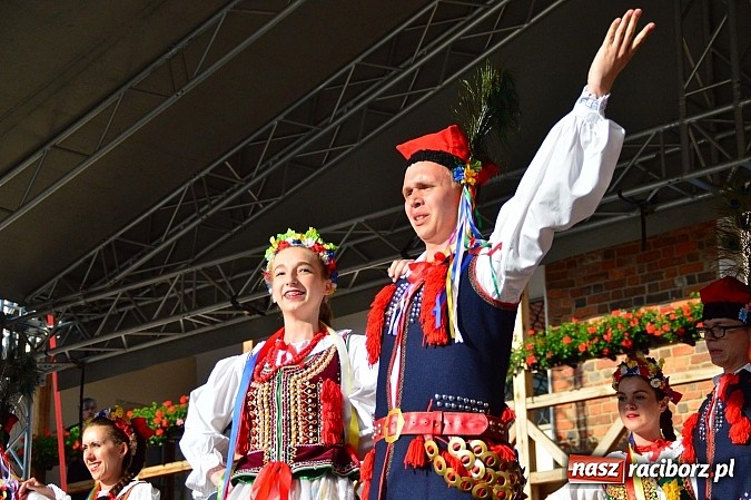 Zdjęcie w galerii na portalu naszraciborz.pl: Kolorowi tancerze wystąpili na dziedzińcu Zamku Piastowskiego wiadomości z regionu