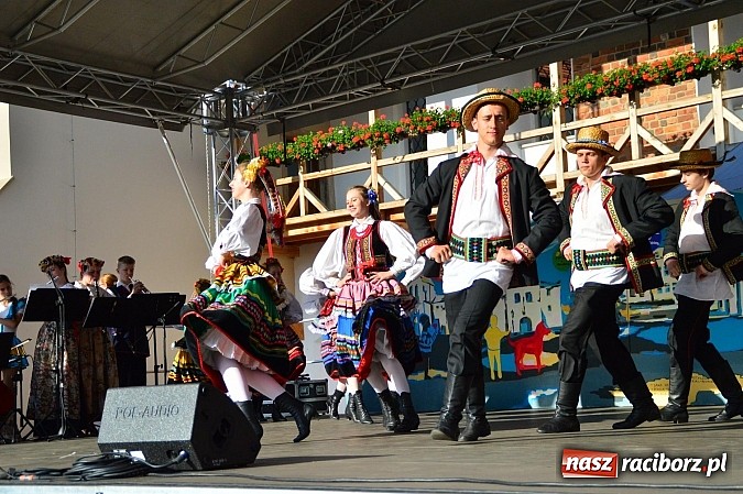 Zdjęcie w galerii na portalu naszraciborz.pl: Kolorowi tancerze wystąpili na dziedzińcu Zamku Piastowskiego wiadomości z regionu