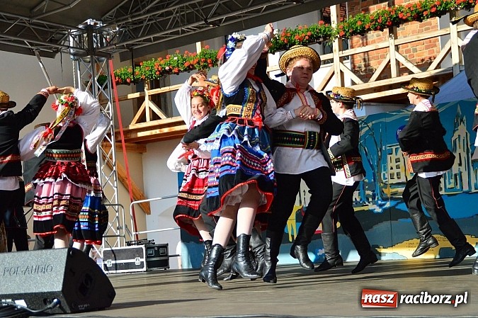 Zdjęcie w galerii na portalu naszraciborz.pl: Kolorowi tancerze wystąpili na dziedzińcu Zamku Piastowskiego wiadomości z regionu