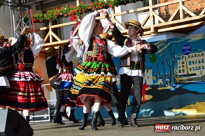 Zdjęcie w galerii na portalu naszraciborz.pl: Kolorowi tancerze wystąpili na dziedzińcu Zamku Piastowskiego wiadomości z regionu