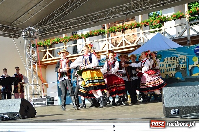 Zdjęcie w galerii na portalu naszraciborz.pl: Kolorowi tancerze wystąpili na dziedzińcu Zamku Piastowskiego wiadomości z regionu