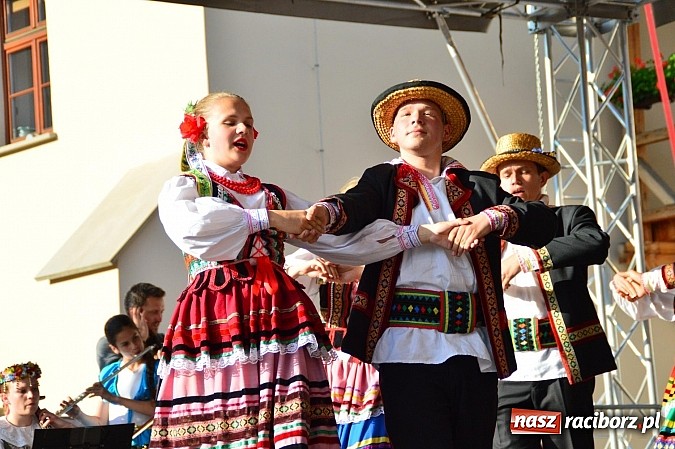 Zdjęcie w galerii na portalu naszraciborz.pl: Kolorowi tancerze wystąpili na dziedzińcu Zamku Piastowskiego wiadomości z regionu