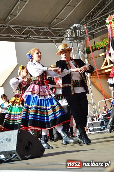 Zdjęcie w galerii na portalu naszraciborz.pl: Kolorowi tancerze wystąpili na dziedzińcu Zamku Piastowskiego wiadomości z regionu