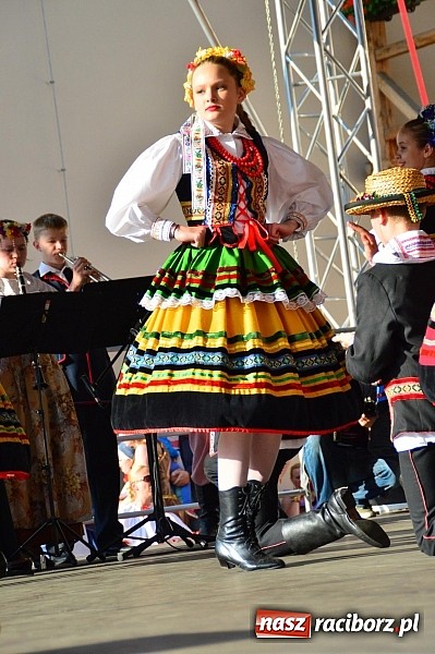 Zdjęcie w galerii na portalu naszraciborz.pl: Kolorowi tancerze wystąpili na dziedzińcu Zamku Piastowskiego wiadomości z regionu