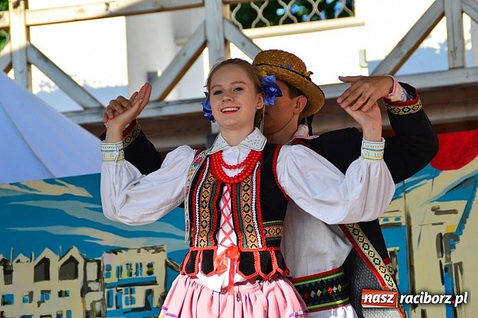 Zdjęcie w galerii na portalu naszraciborz.pl: Kolorowi tancerze wystąpili na dziedzińcu Zamku Piastowskiego wiadomości z regionu