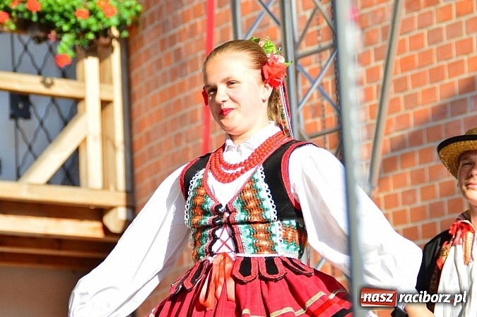 Zdjęcie w galerii na portalu naszraciborz.pl: Kolorowi tancerze wystąpili na dziedzińcu Zamku Piastowskiego wiadomości z regionu