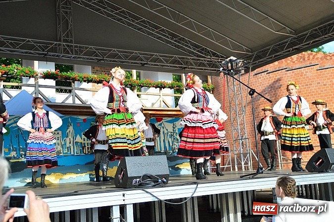 Zdjęcie w galerii na portalu naszraciborz.pl: Kolorowi tancerze wystąpili na dziedzińcu Zamku Piastowskiego wiadomości z regionu