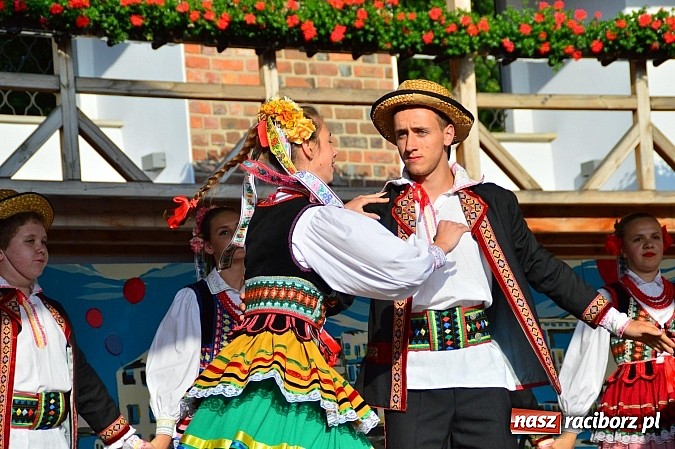 Zdjęcie w galerii na portalu naszraciborz.pl: Kolorowi tancerze wystąpili na dziedzińcu Zamku Piastowskiego wiadomości z regionu