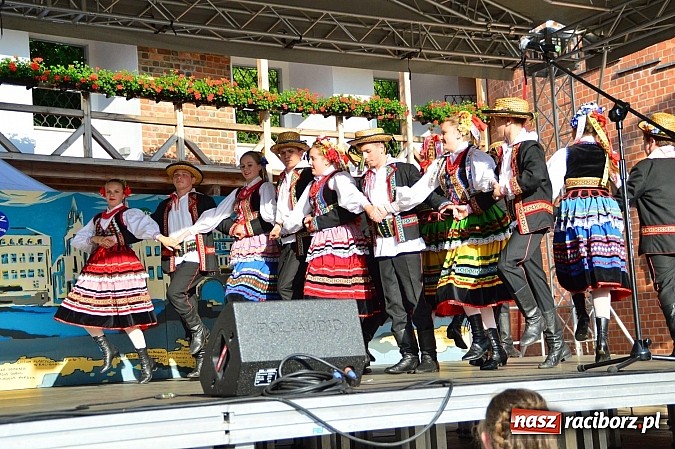 Zdjęcie w galerii na portalu naszraciborz.pl: Kolorowi tancerze wystąpili na dziedzińcu Zamku Piastowskiego wiadomości z regionu
