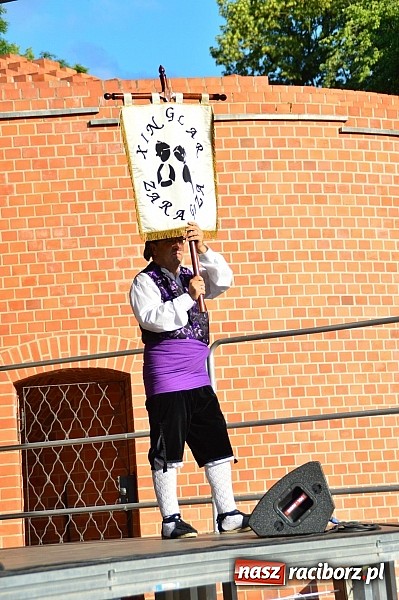 Zdjęcie w galerii na portalu naszraciborz.pl: Kolorowi tancerze wystąpili na dziedzińcu Zamku Piastowskiego wiadomości z regionu