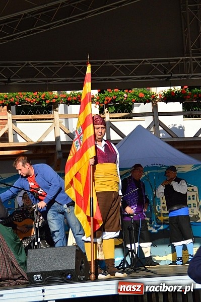 Zdjęcie w galerii na portalu naszraciborz.pl: Kolorowi tancerze wystąpili na dziedzińcu Zamku Piastowskiego wiadomości z regionu