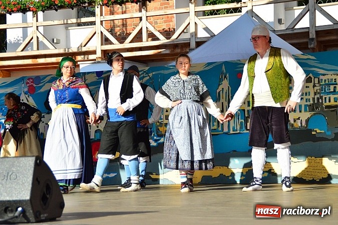Zdjęcie w galerii na portalu naszraciborz.pl: Kolorowi tancerze wystąpili na dziedzińcu Zamku Piastowskiego wiadomości z regionu