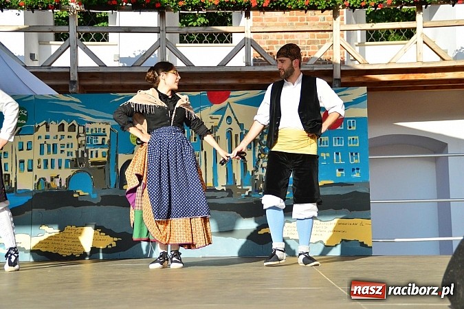 Zdjęcie w galerii na portalu naszraciborz.pl: Kolorowi tancerze wystąpili na dziedzińcu Zamku Piastowskiego wiadomości z regionu