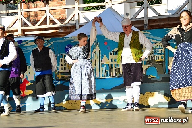 Zdjęcie w galerii na portalu naszraciborz.pl: Kolorowi tancerze wystąpili na dziedzińcu Zamku Piastowskiego wiadomości z regionu