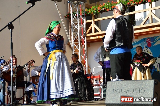 Zdjęcie w galerii na portalu naszraciborz.pl: Kolorowi tancerze wystąpili na dziedzińcu Zamku Piastowskiego wiadomości z regionu