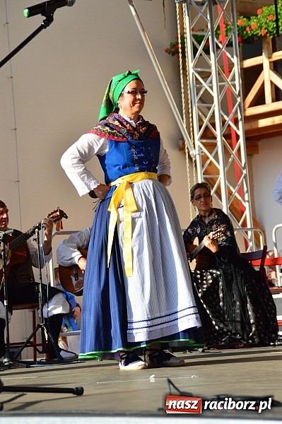 Zdjęcie w galerii na portalu naszraciborz.pl: Kolorowi tancerze wystąpili na dziedzińcu Zamku Piastowskiego wiadomości z regionu