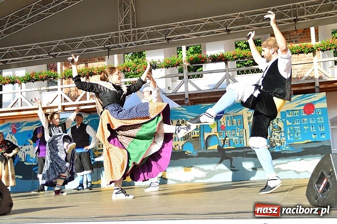 Zdjęcie w galerii na portalu naszraciborz.pl: Kolorowi tancerze wystąpili na dziedzińcu Zamku Piastowskiego wiadomości z regionu