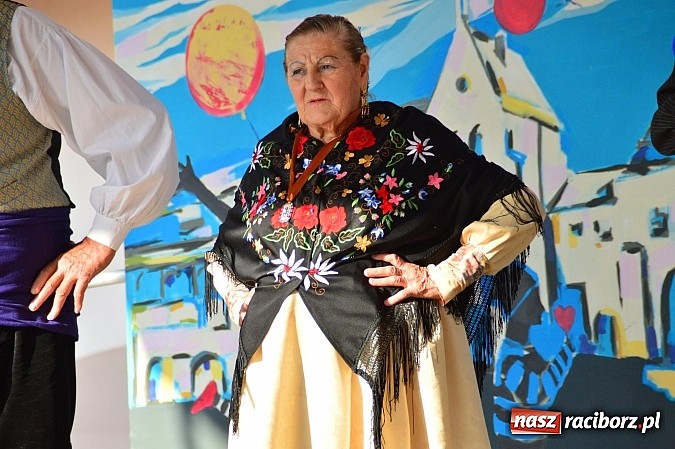 Zdjęcie w galerii na portalu naszraciborz.pl: Kolorowi tancerze wystąpili na dziedzińcu Zamku Piastowskiego wiadomości z regionu