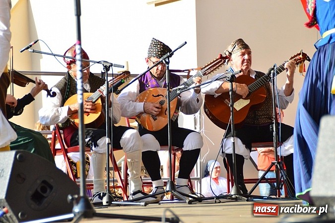 Zdjęcie w galerii na portalu naszraciborz.pl: Kolorowi tancerze wystąpili na dziedzińcu Zamku Piastowskiego wiadomości z regionu