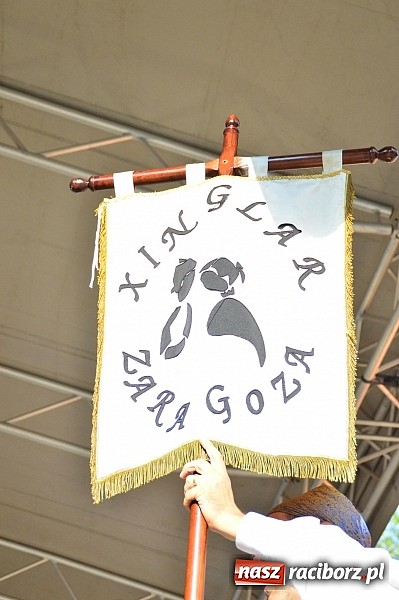 Zdjęcie w galerii na portalu naszraciborz.pl: Kolorowi tancerze wystąpili na dziedzińcu Zamku Piastowskiego wiadomości z regionu