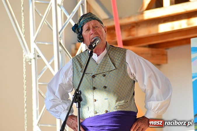 Zdjęcie w galerii na portalu naszraciborz.pl: Kolorowi tancerze wystąpili na dziedzińcu Zamku Piastowskiego wiadomości z regionu