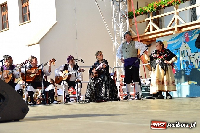 Zdjęcie w galerii na portalu naszraciborz.pl: Kolorowi tancerze wystąpili na dziedzińcu Zamku Piastowskiego wiadomości z regionu