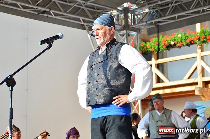 Zdjęcie w galerii na portalu naszraciborz.pl: Kolorowi tancerze wystąpili na dziedzińcu Zamku Piastowskiego wiadomości z regionu