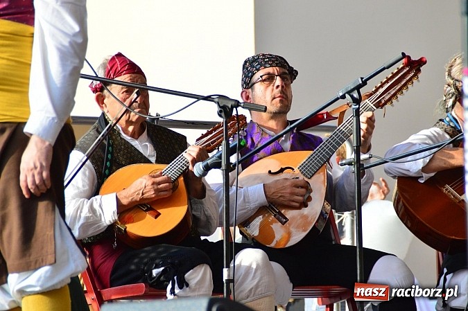 Zdjęcie w galerii na portalu naszraciborz.pl: Kolorowi tancerze wystąpili na dziedzińcu Zamku Piastowskiego wiadomości z regionu