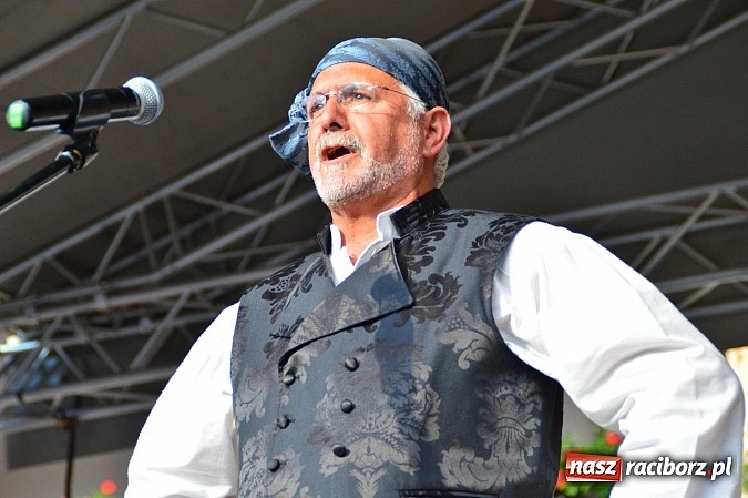 Zdjęcie w galerii na portalu naszraciborz.pl: Kolorowi tancerze wystąpili na dziedzińcu Zamku Piastowskiego wiadomości z regionu