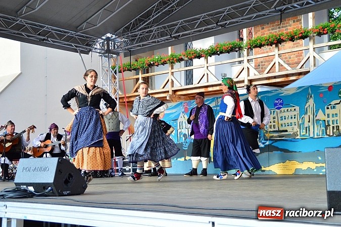 Zdjęcie w galerii na portalu naszraciborz.pl: Kolorowi tancerze wystąpili na dziedzińcu Zamku Piastowskiego wiadomości z regionu