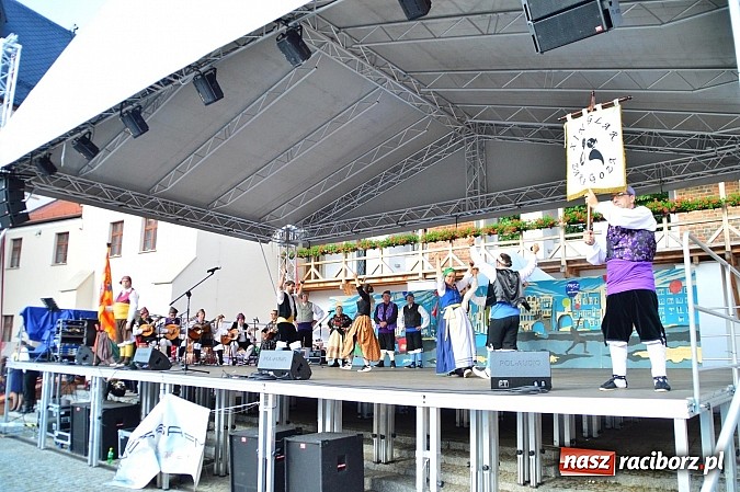 Zdjęcie w galerii na portalu naszraciborz.pl: Kolorowi tancerze wystąpili na dziedzińcu Zamku Piastowskiego wiadomości z regionu